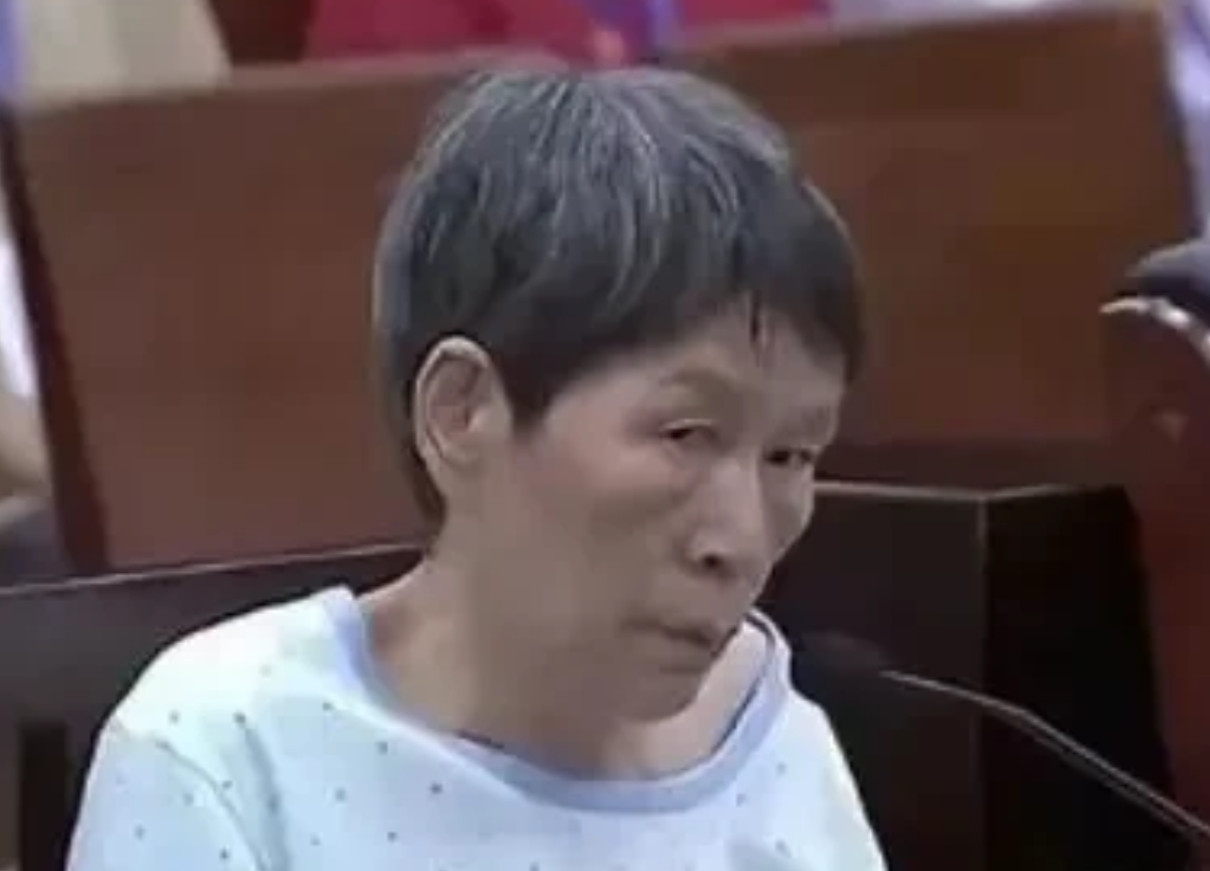 杨妞花对着余华英说道:“你以为我小不记事，其实我什么都记得，你天天和那些男人鬼混