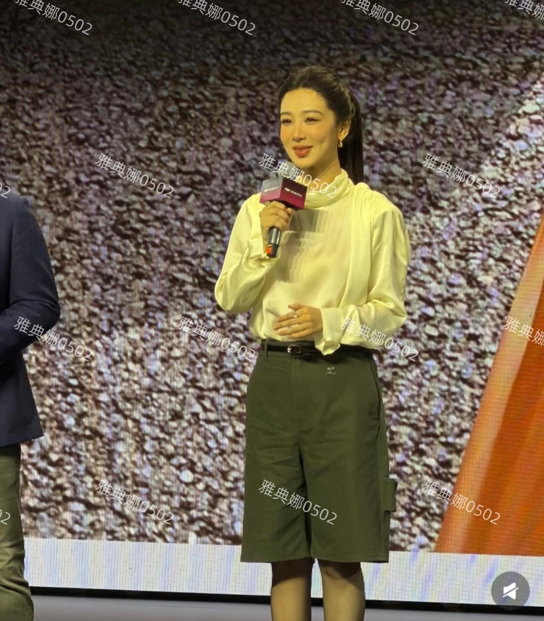 杨紫今天成都线下活动的造型真是一言难尽太拉胯了！黑黑圆圆的发际线和蓬松的高马尾