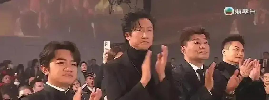 TVB亏掉22亿港元，这数字听着都肉疼！可转头一看，曾志伟带着《新闻女王》在抖