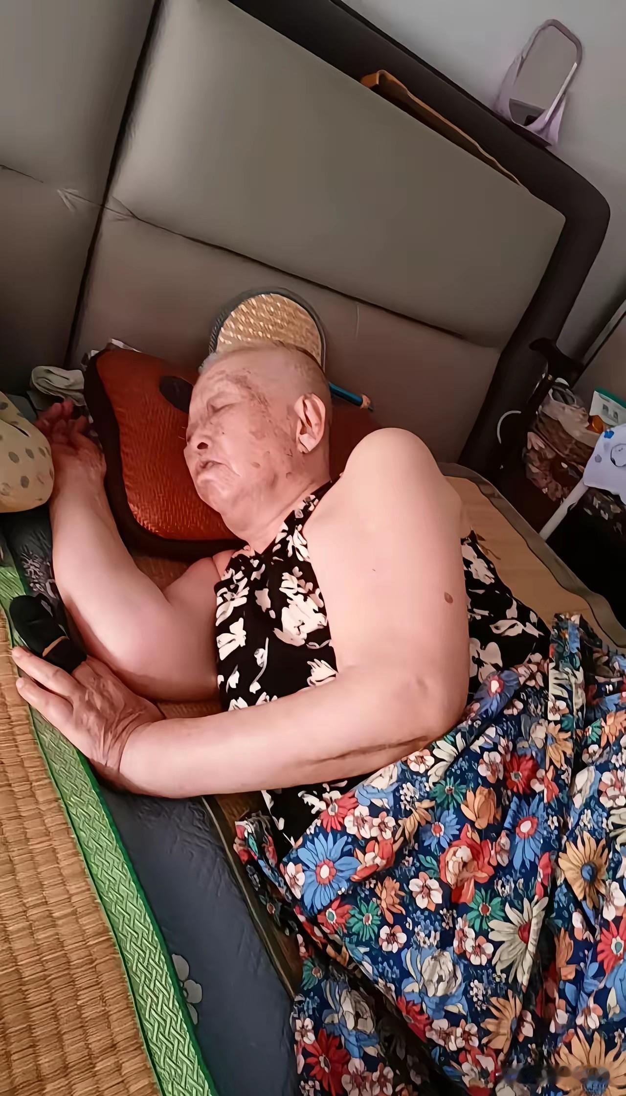 伺候86岁老母亲十多年，我终于说出了所有人不敢说的真心话我的老娘今年八十六