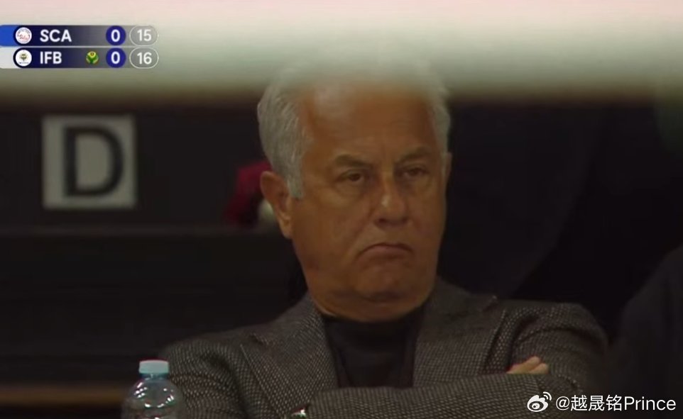 📸意大利女排主教练继续现身观战，他全程观看了斯坎迪奇队对阵费内巴切队的比赛，