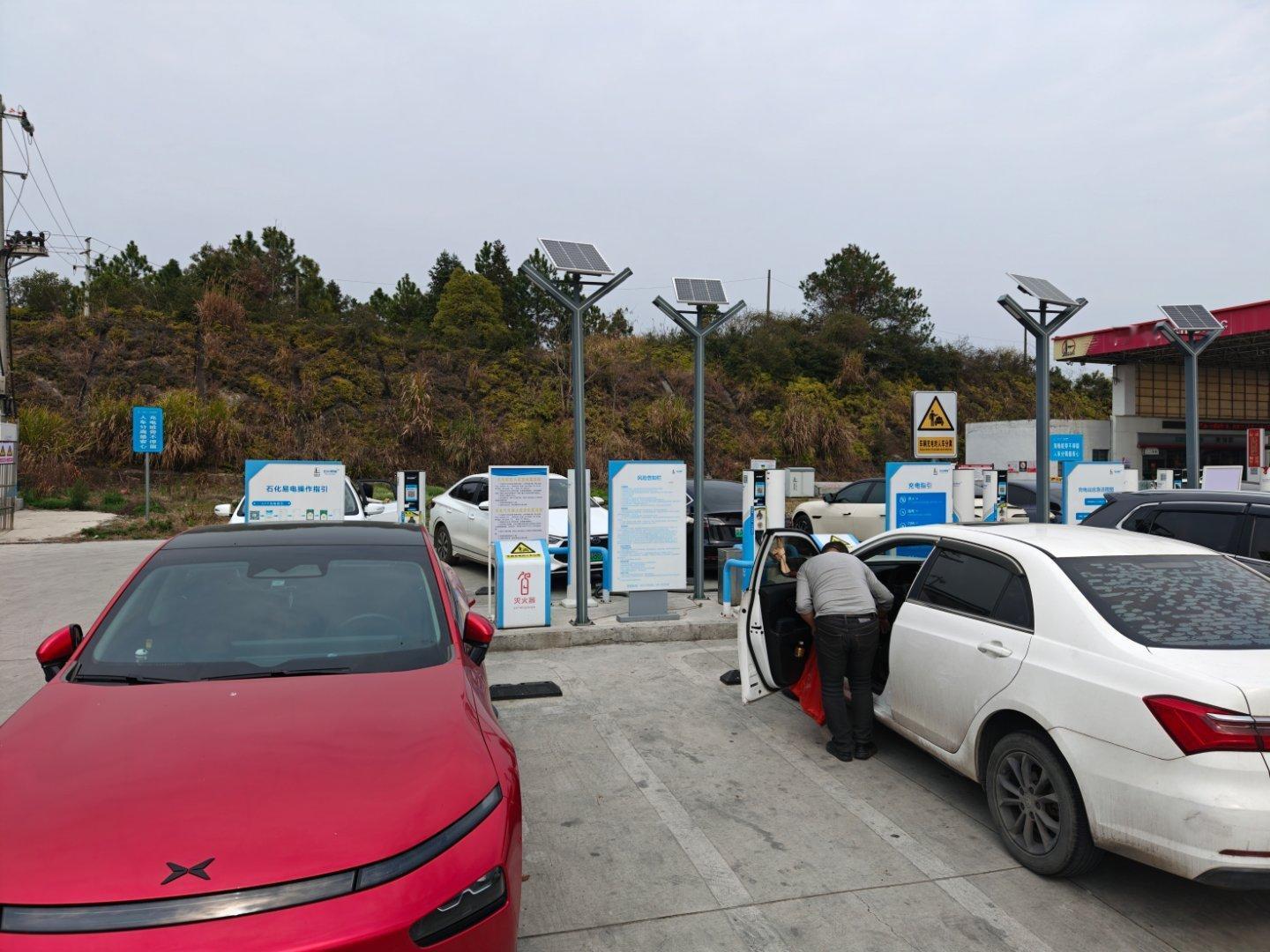 返程高速根本充不到电这个石化的充电桩下了高速就看得到但问题是哪怕你800v