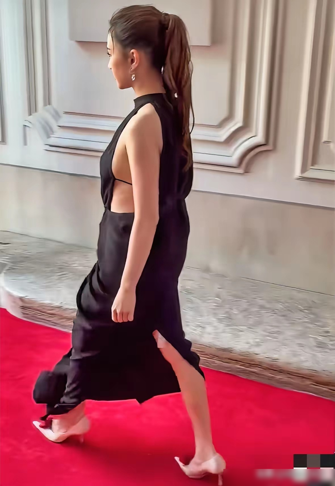何超莲穿着那条黑裙子走出来，全网都在替她捏把汗，说走光、说显矮、说看不懂。可她就那么走完了全程，没换