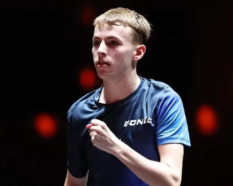 世界第三，碰上世界第六，居然被人家剃了个4-0光头。林诗栋icon三次打勒布伦，