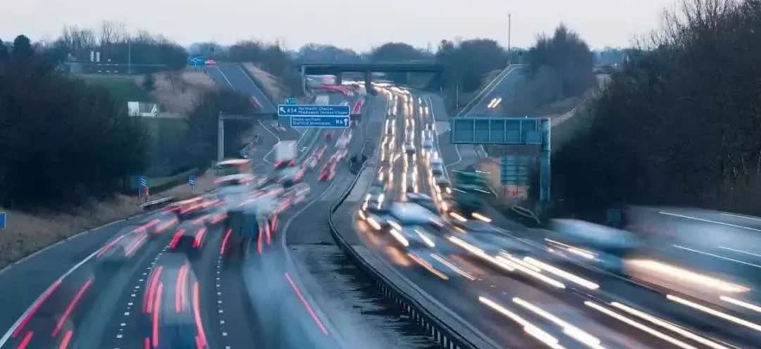 强烈建议高速公路恢复超车道！大力倡导“超车走左，行驶走右，不超车不走左”，坚决杜