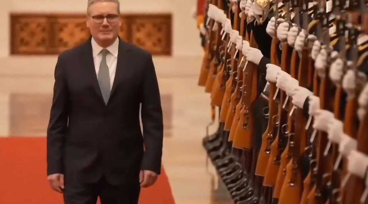 1月29日英国首相出席人民大会堂欢迎仪式，紧绷着嘴唇，这是又紧张了吗？只见他从飒