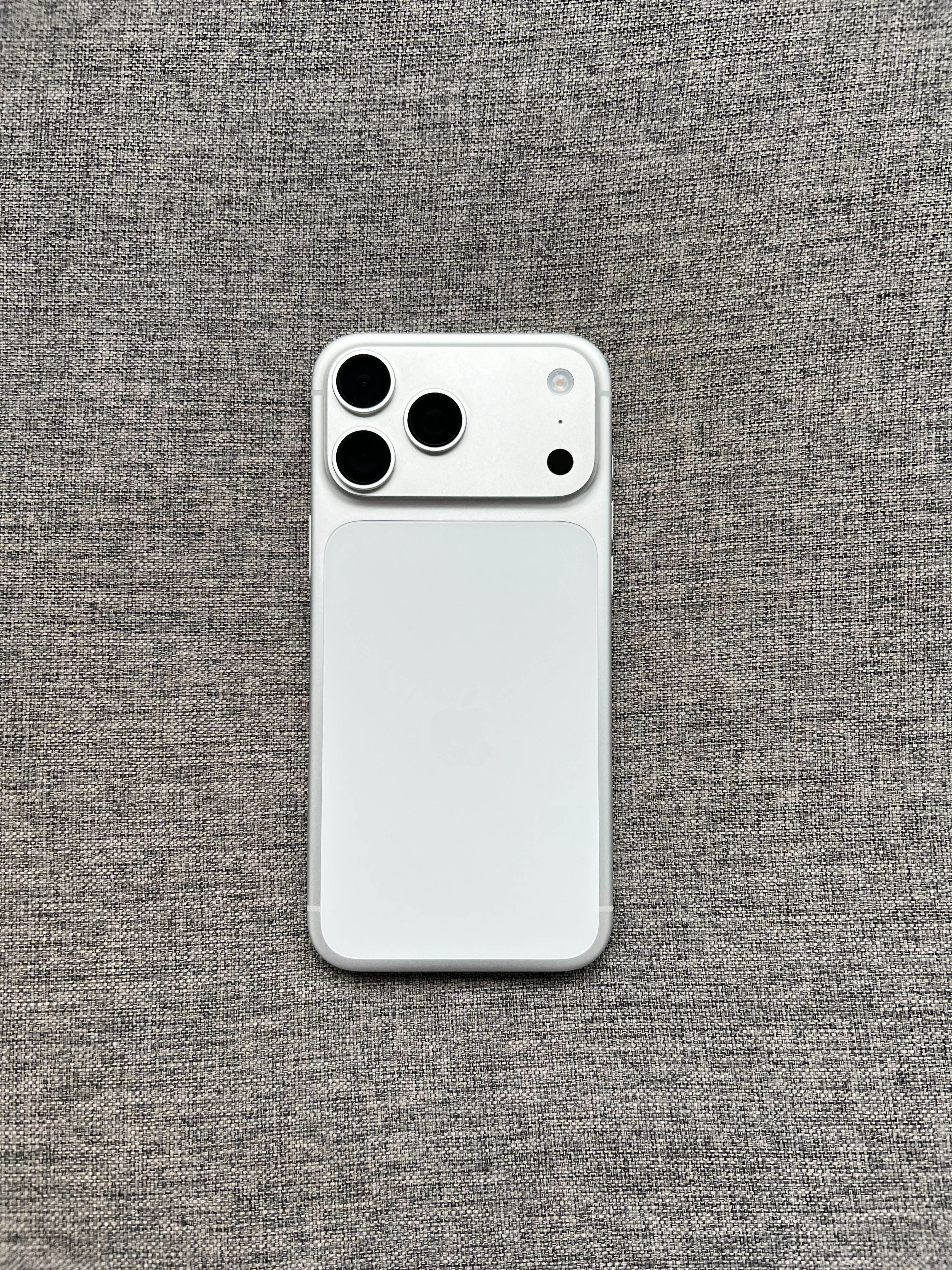 立省3K，国行iPhone17ProMax2TB银色，屏幕完美，中框一处