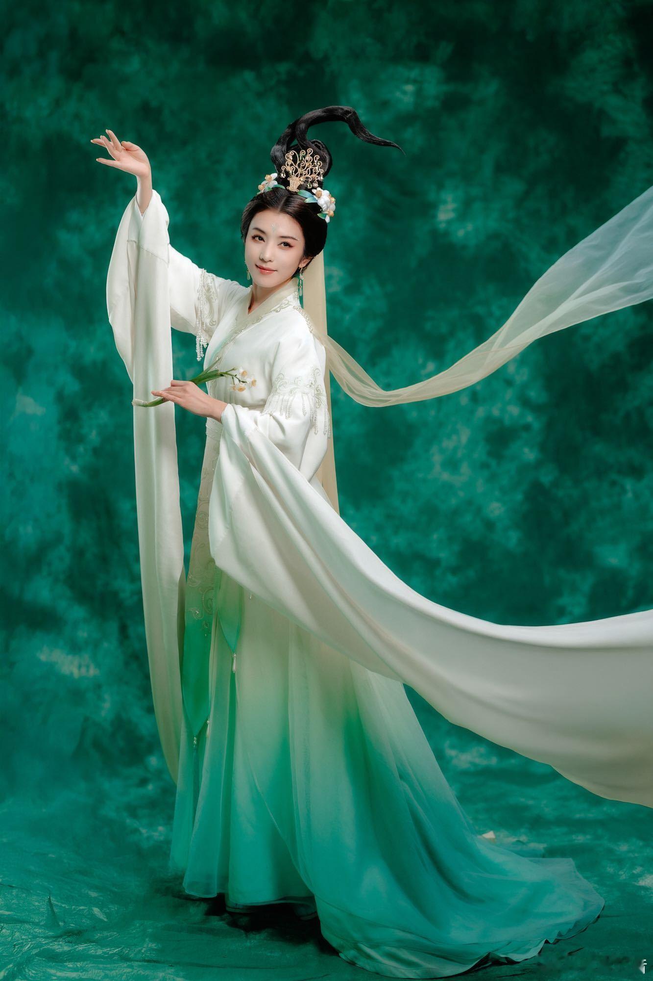 李云霄洛神好美水袖轻扬，花开满堂。李云霄以一身东方气韵，在《贺花神》舞台上饰演水