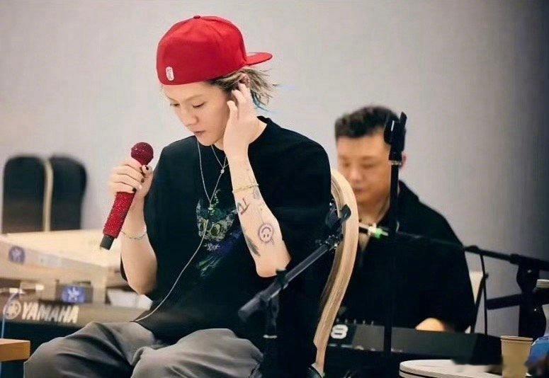 鹿晗美甲造型引热议，粉丝期待四巡演唱会。​​​