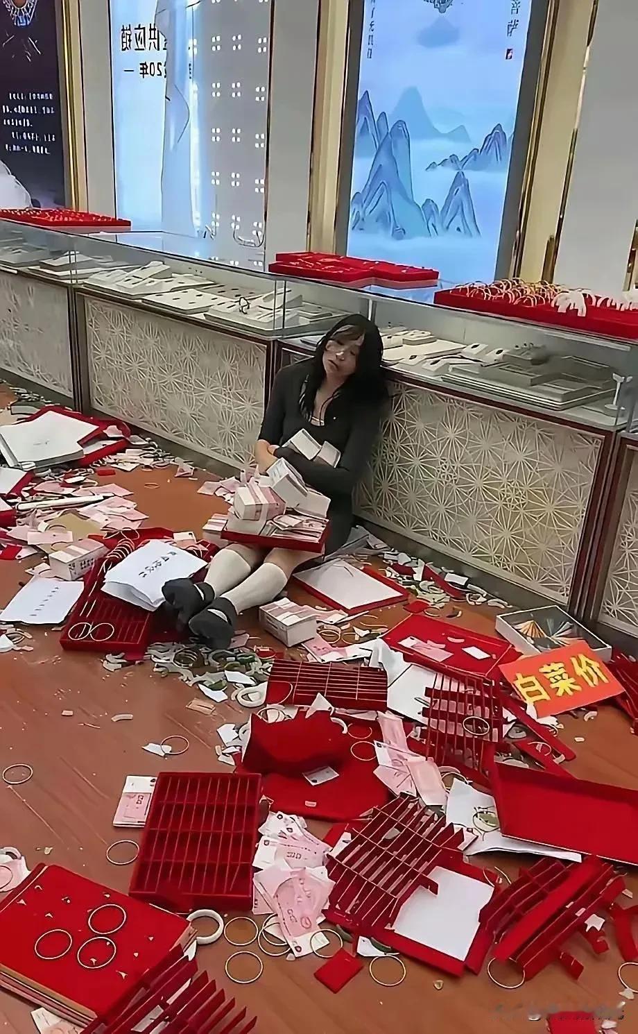 居然白菜价都卖不掉了黄金价那么高，为何不买银饰呢？卖不掉就不要了，拆掉改