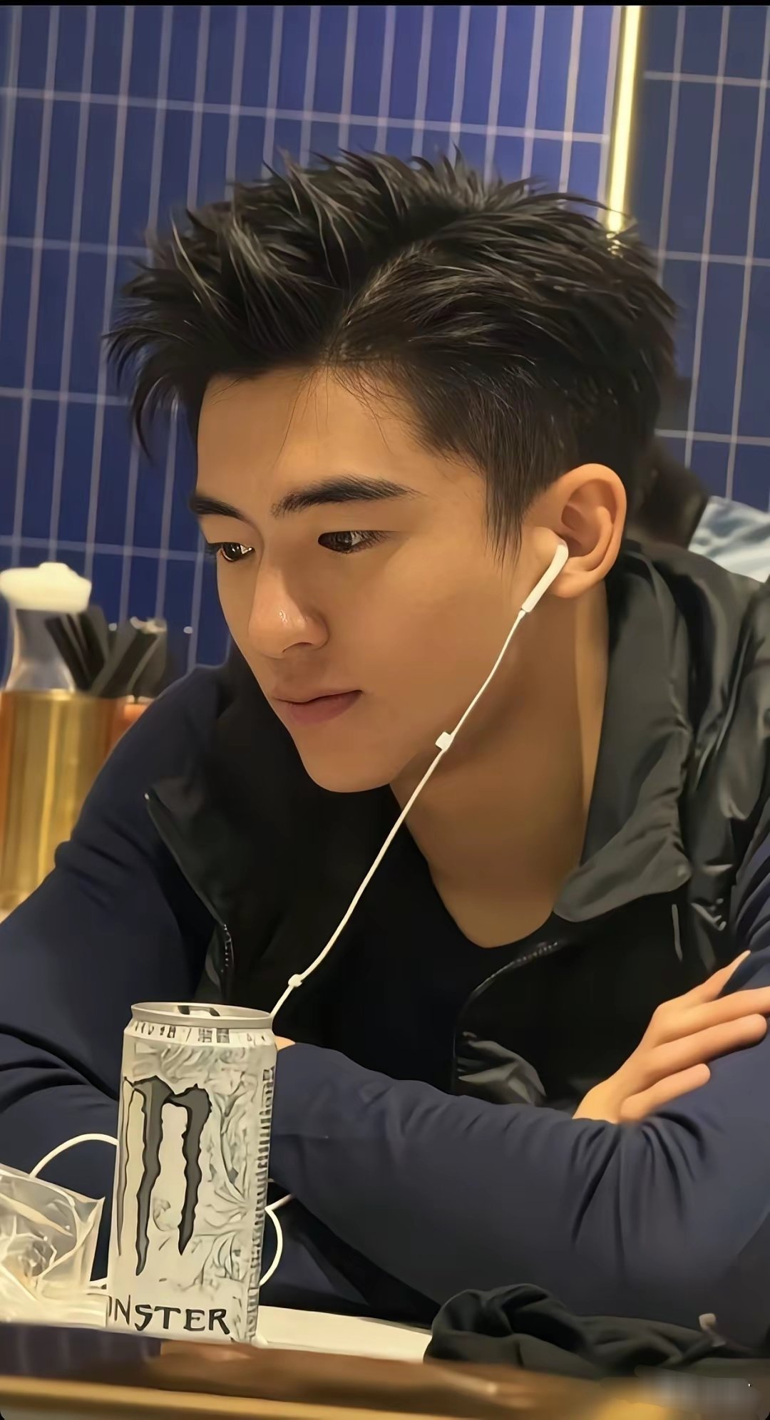 谢霆锋没他帅！鼻子真好看，帅的一塌糊涂！张柏芝遭遇官司庭审痛哭一个人来去，大儿子