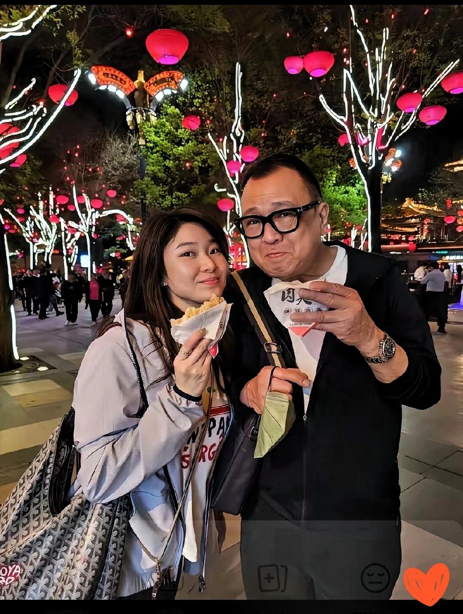 父爱无声，以爱为名留回忆终于懂许绍雄为何近年来频繁拉着女儿拍视频了。起初，看