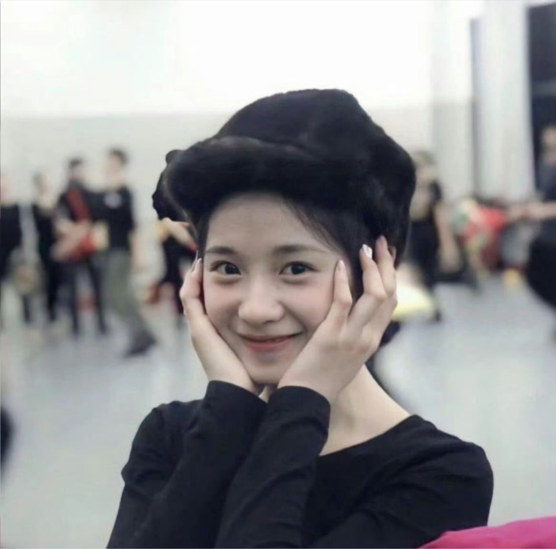 刘浩存从小就长这样跳舞时期萌萌的浩存🥺这个比例简直完美，女神请多多跳舞