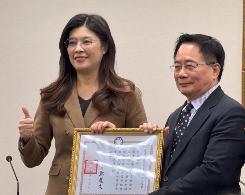 蔡正元获颁国民党最高荣誉奖章郑丽文：他是“乱世中的勇气与良心”徐巧芯献花拥抱