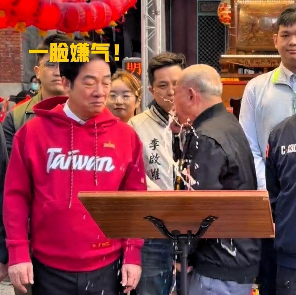 绿媒铺天盖地恶解郑丽文红绳抖动，今赖清德在宫庙被主委呕吐喷溅满身，詹江村酸，看绿