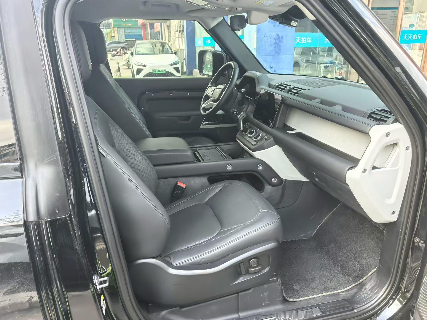 早上好朋友们昨晚12点吃完夜宵回酒店买了台卫士90XS一手原漆2万公里