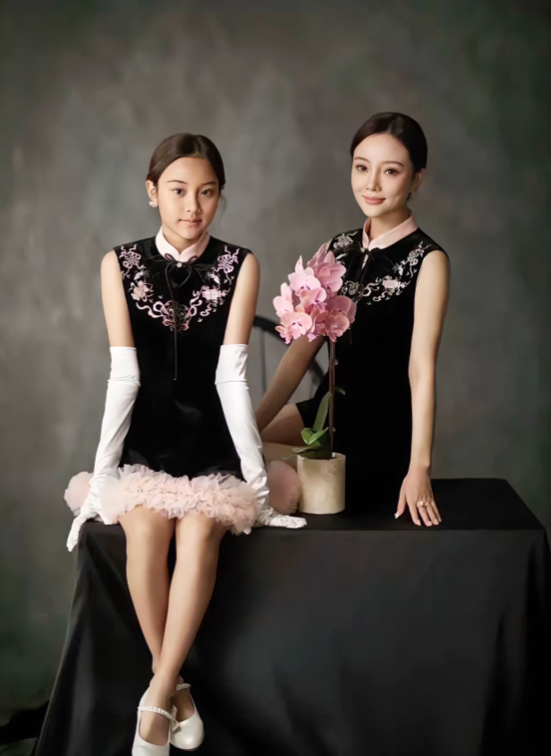 李小璐，164cm，和女儿的合影，没想到她女儿比李小璐还美，五官很精致，你们看看