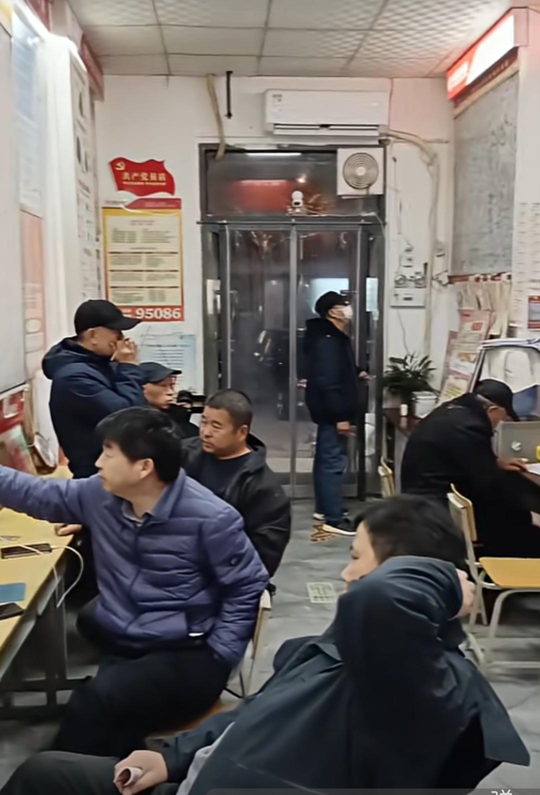 为什么有些彩票店还是人流不断？近些年，关于彩票这个话题，纷纷扰扰，很多事情总是