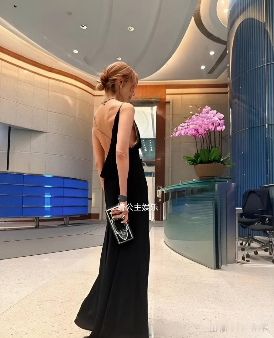 56岁李嘉欣和老公许晋享出席晚宴，一袭深V黑色大露背礼裙，显得优雅而性感，身材高