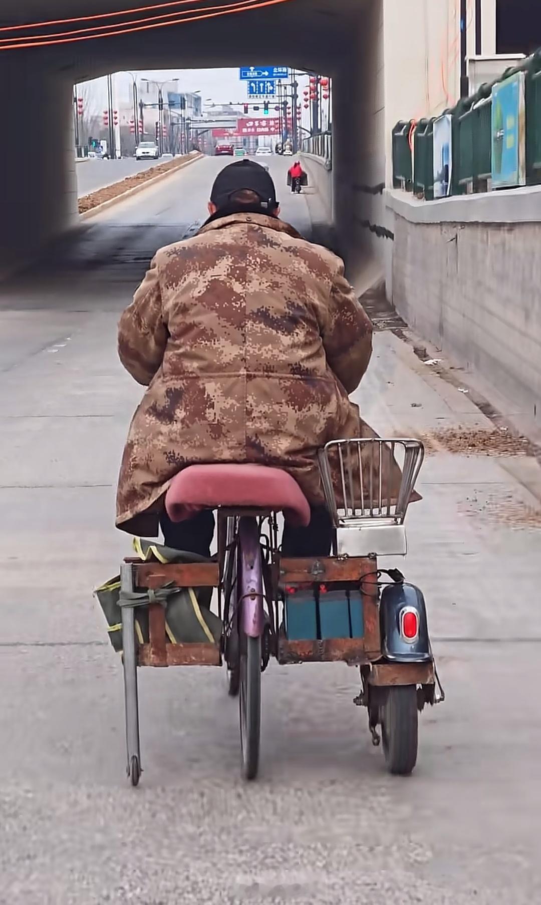 大爷好手艺啊，自行车改成电动三轮车