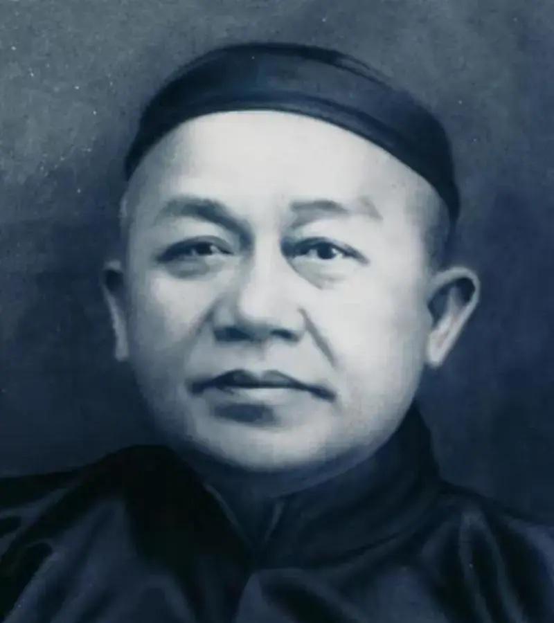 1888年，他煲汤忘了关火，意外熬出一锅黑色汤汁，以为是黑暗料理要倒掉，没想到味