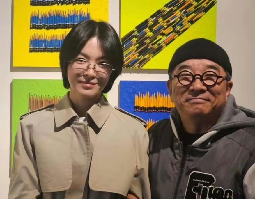 宋慧乔低调亮相展览：短发造型搭配金丝边眼镜，尽显知性气质，素颜状态依然光彩照人！