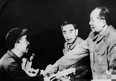 1964年全国人代会上，劳模们热情交流。在这次会议上，他们受到了毛主席、周总理的