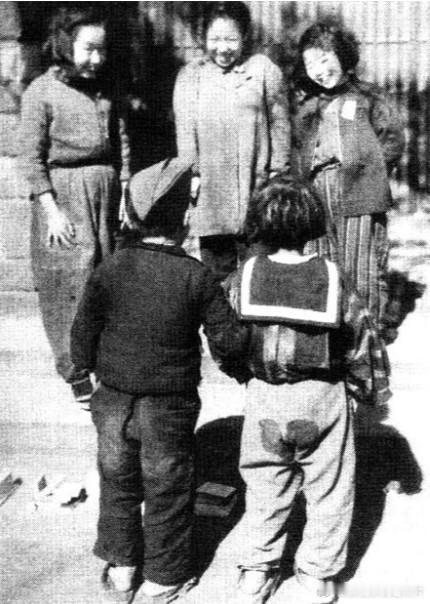 潘潘（panpan）游戏。1946年初，一个头戴美国兵船形帽的日本男孩，胳膊上挎