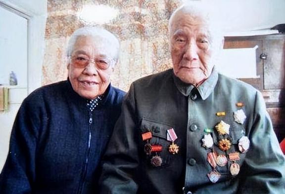 1940年延安，毛主席去食堂时，一个人拎着木棍朝毛主席后脑勺砸去，千钧一发之际，