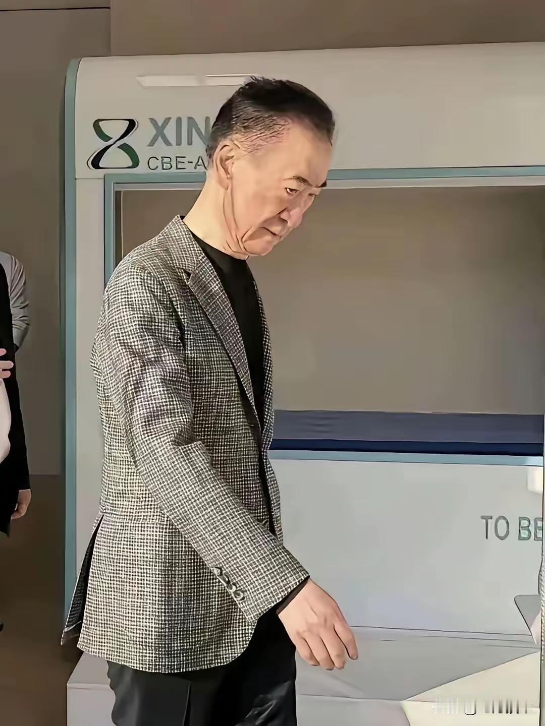 天塌了，也要守住健康底线。一个前首富王健林今年72岁，瘦脱相了，看了都让人鼻