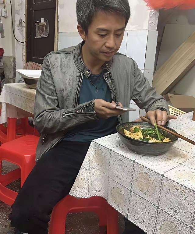 这人我看着眼熟你们快来看看吧这人是不是邓超啊好像邓超没有这么瘦啊但是他不