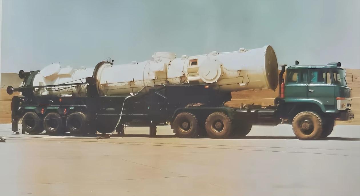 巨浪上岸！这是第二炮兵部队最早装备的东风二十一中程固体弹道导弹，射程不到200