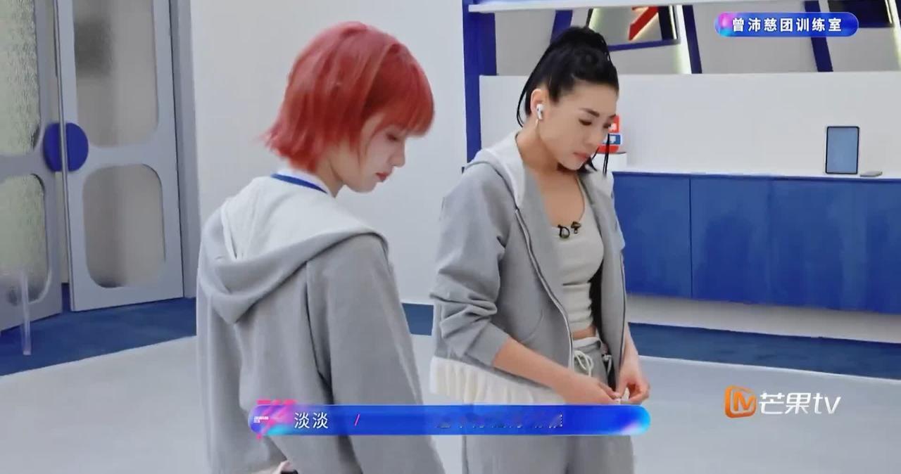 曾沛慈忙了大半天，就换来了淡淡的一句“好幼稚”。曾沛慈自嘲当下的歌曲《一