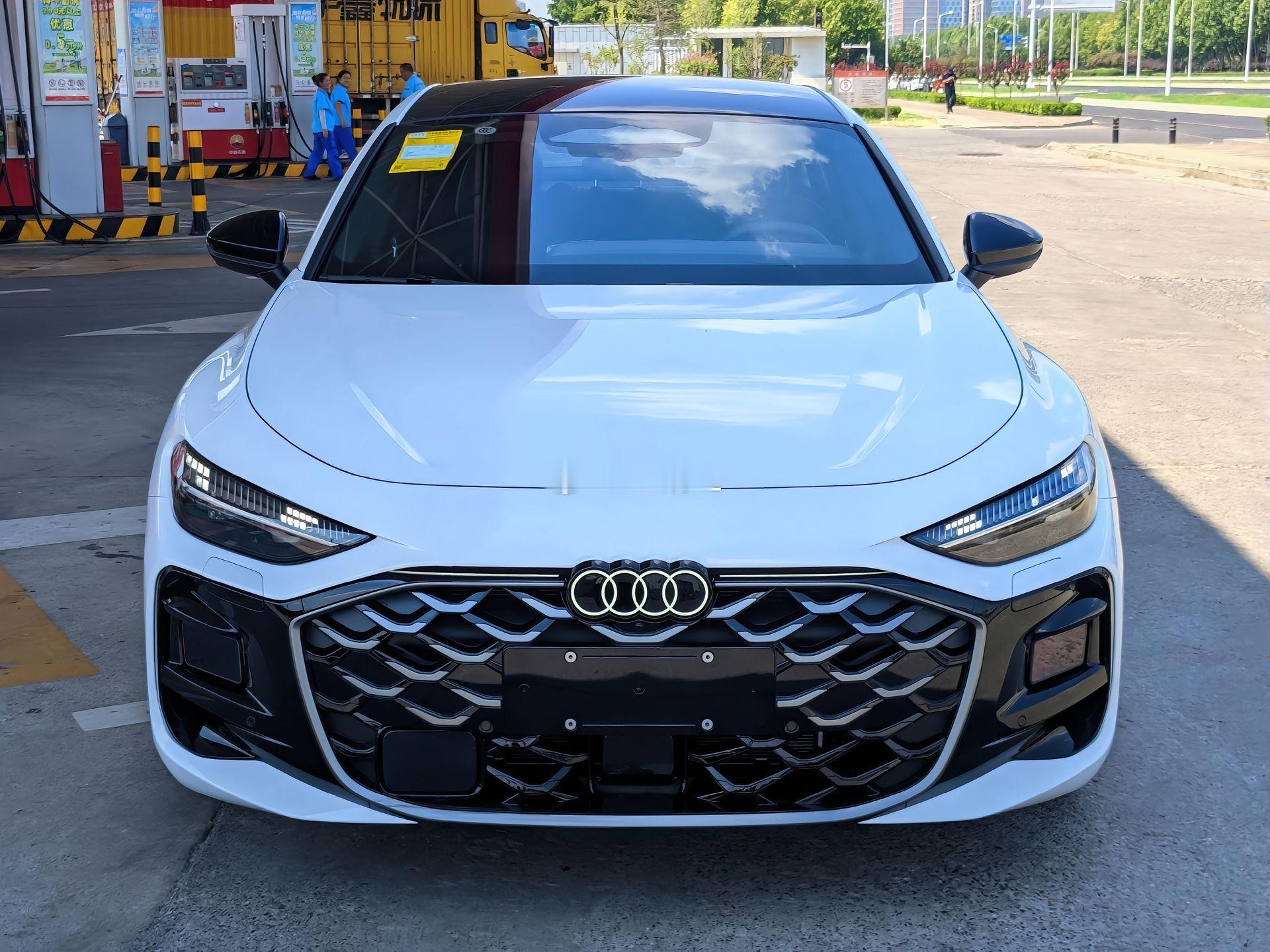 上汽奥迪A5LSportback白色。溜背流线，满载澎湃激情解锁无框车门，立即潮