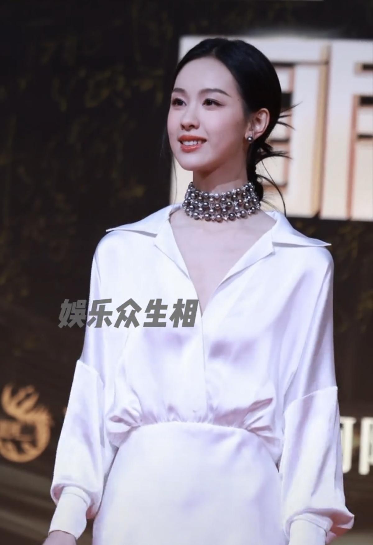 她不是美，是高贵，是优雅[比心]还是越看越好看的那种[捂脸哭]中国人的审美好像都清