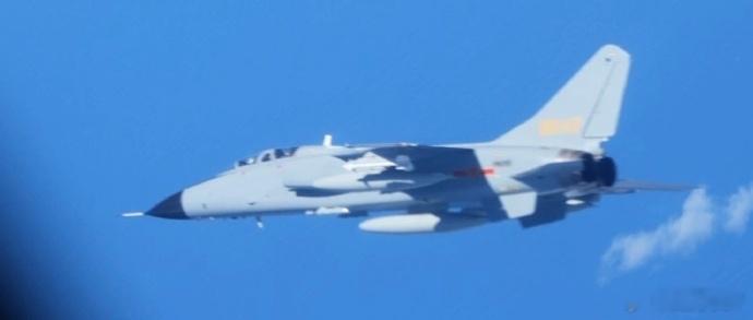解放军回应飞豹战机拦截日本侦察机原因，让日本哑口无言！共同社此前报道，日本防卫省
