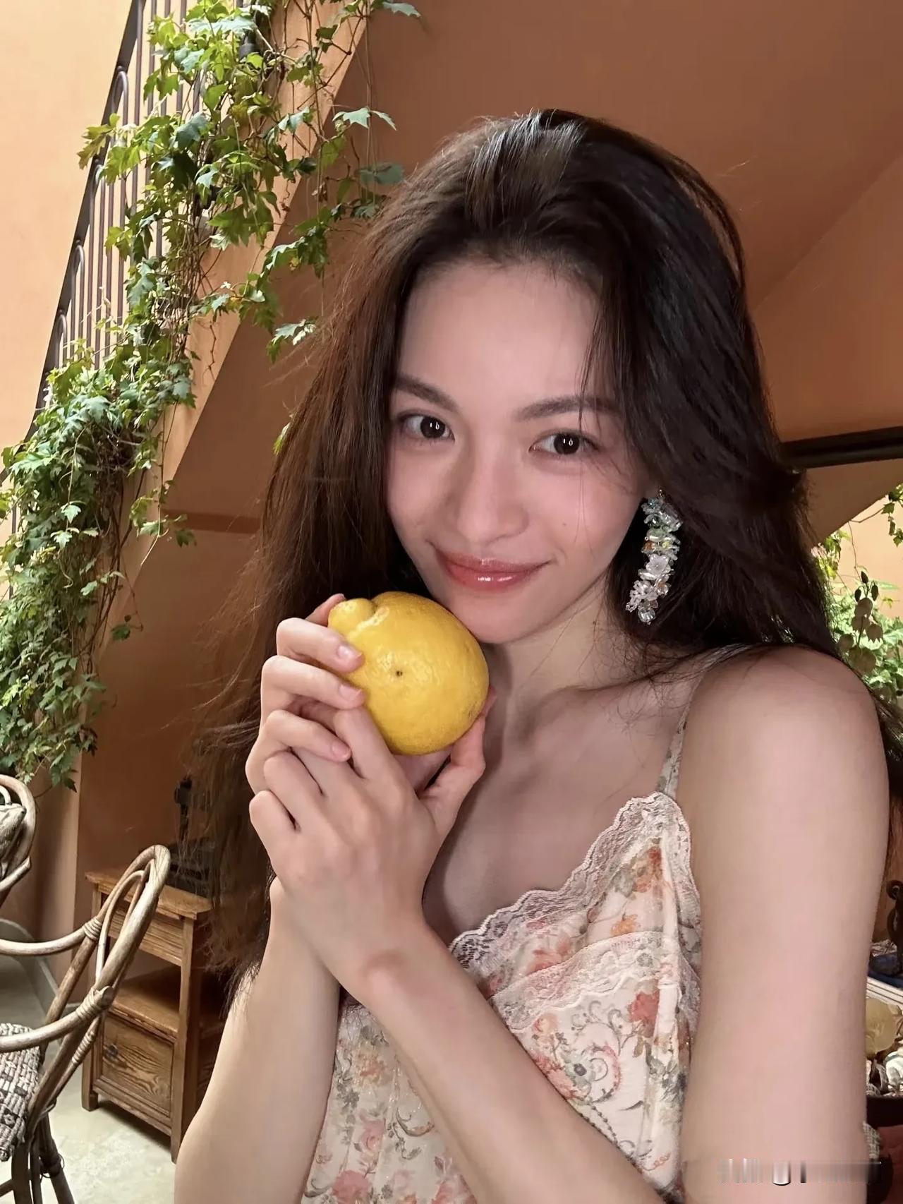 有点看不透钟楚曦了。放弃花儿与少年这么好的综艺不去，还以为是有比较好的影视作品。