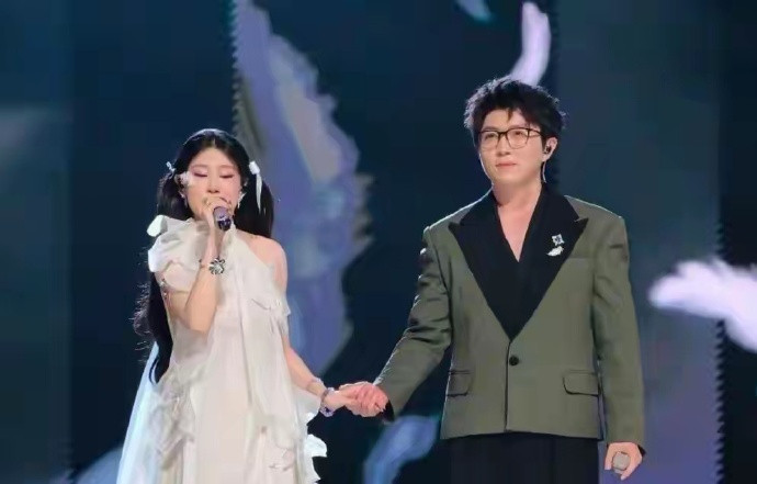 沈佳润恐怕前途迷茫！跨年晚会后现身机场，表情特尴尬像做了错事​​​