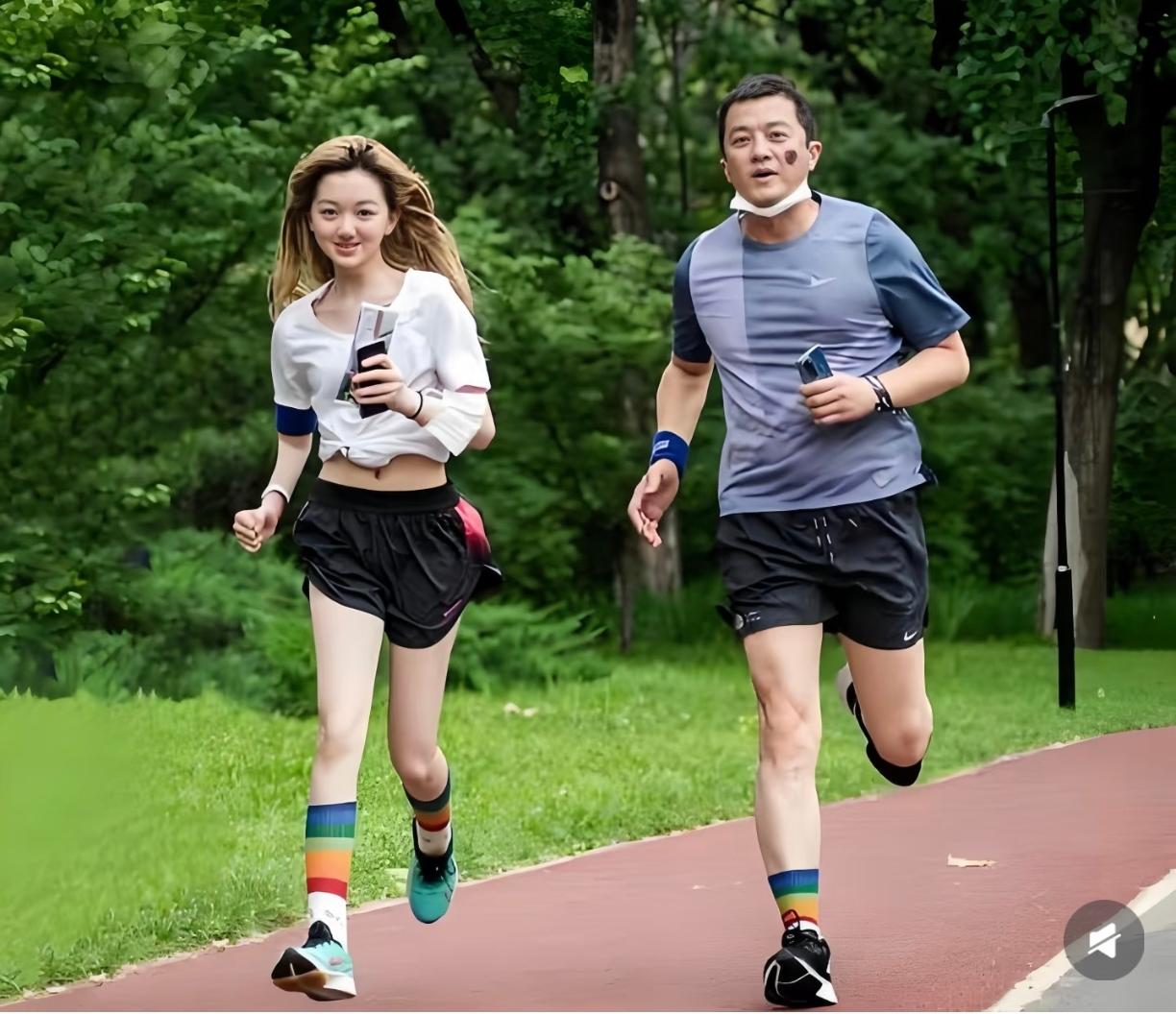 当全网都在吐槽李亚鹏的时候，当王菲，和前妻海哈金喜都离开李亚鹏的时候，最暖的那