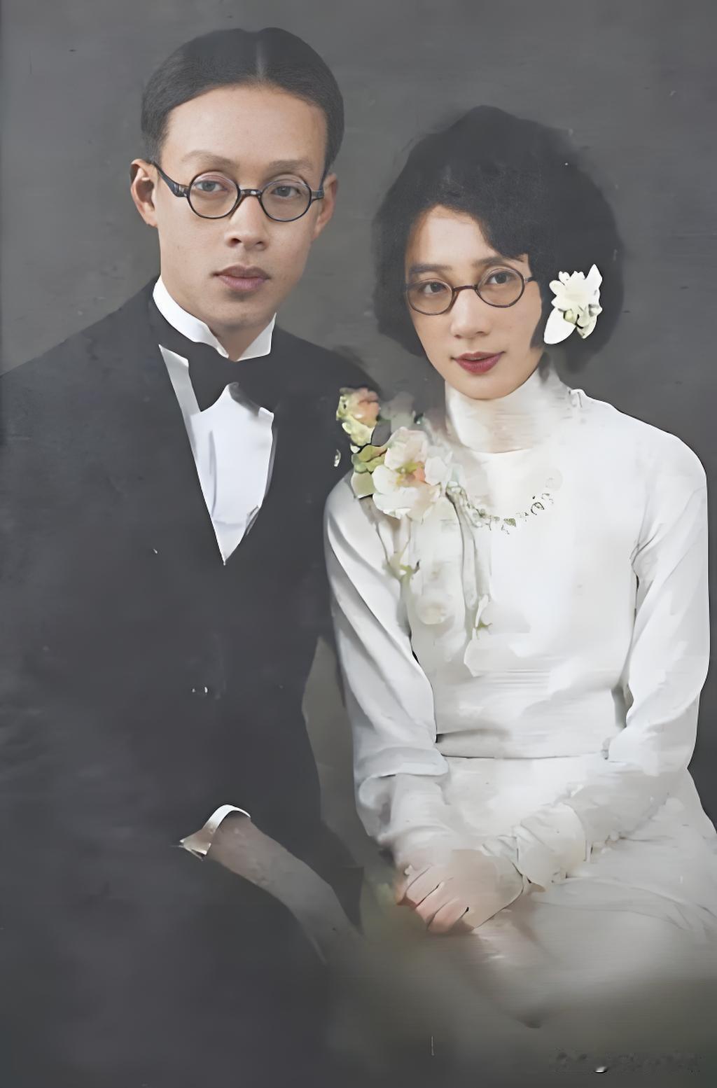 您瞧这张1933年的结婚照，周有光先生清瘦的脸颊衬着圆框眼镜，镜片后头的眼神儿透