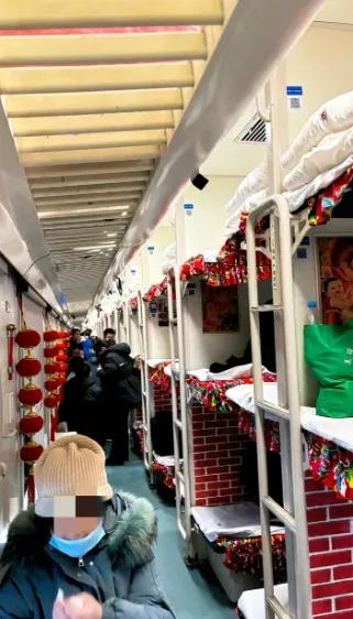 卧铺车厢变“移动大炕”！东北列车爆改花棉袄风，乘客：瞬间回家过年卧铺车厢变