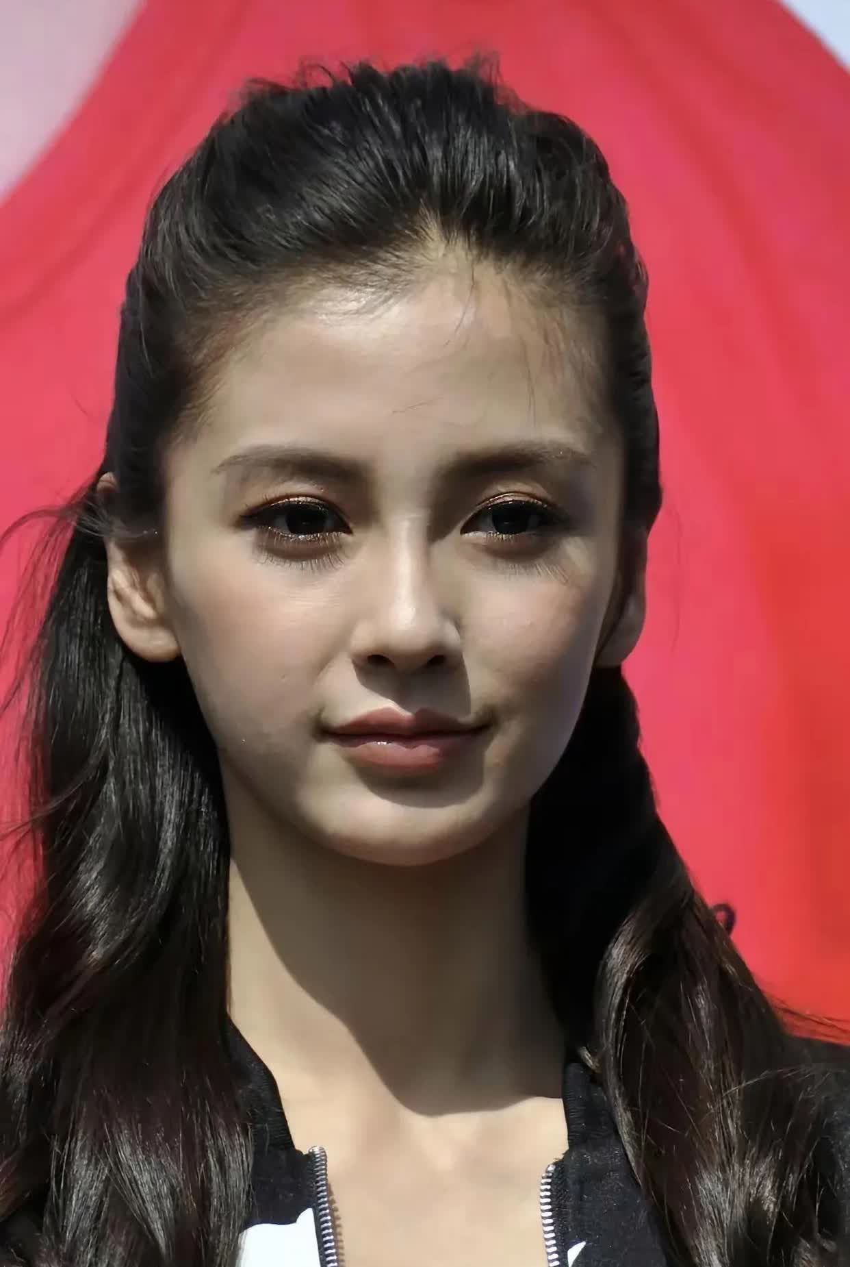 看看杨颖姑娘时候！还是一个单纯的女孩子！甜甜笑太治愈人了！她有混血女孩美丽！那种
