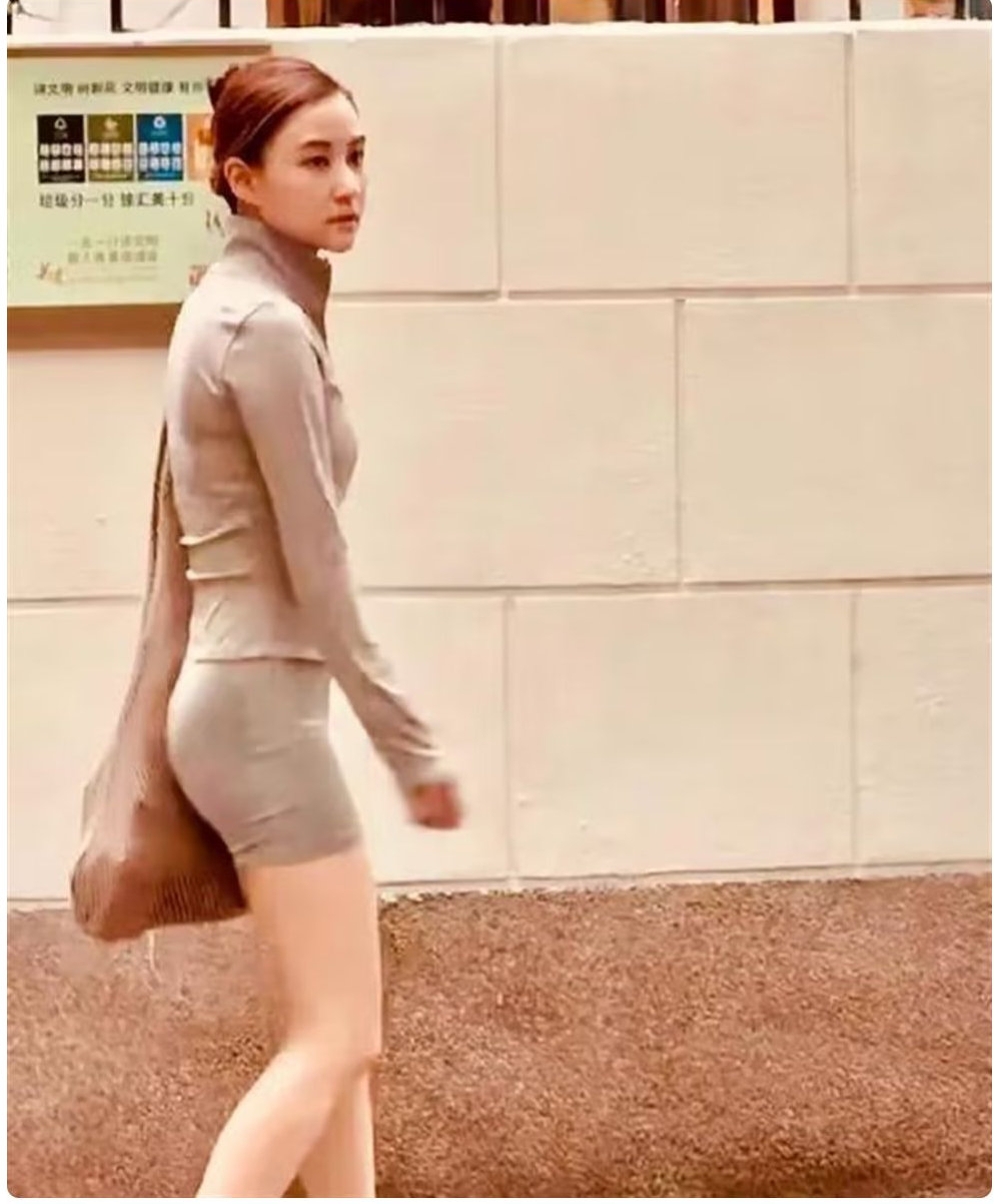 赌王千金何超莲上海被偶遇，个子小小却比例超好，身材也太顶了吧