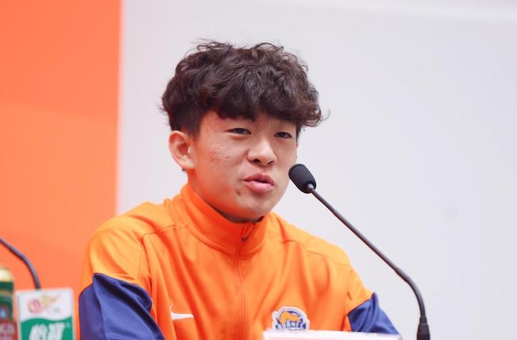 云南玉昆3:1青岛海牛，因为邝兆镭的原因，很多球迷在网上关注了这场比赛。在最后1