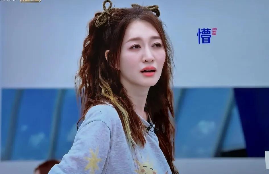 50岁李小冉都懵了。她也没想到自己观众缘这么好。在浪姐综艺舞台比赛，居然得第