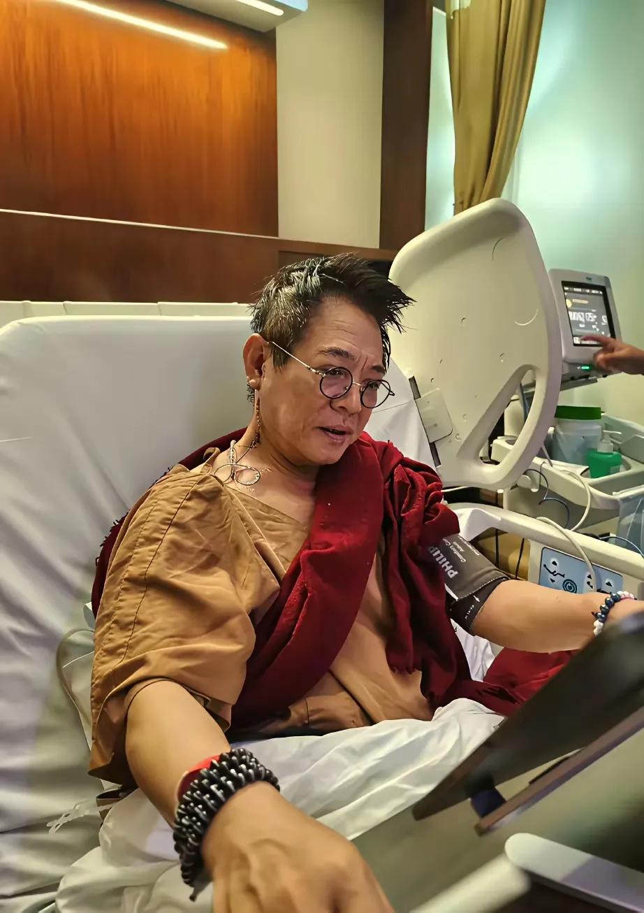 在新加坡医院里做完手术休养期间的李连杰，没有精力收拾头发，但藏传佛教僧袍颜色的衣