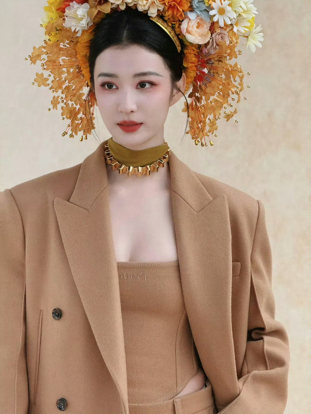 王楚然1驼色大衣造型，摩登飒爽