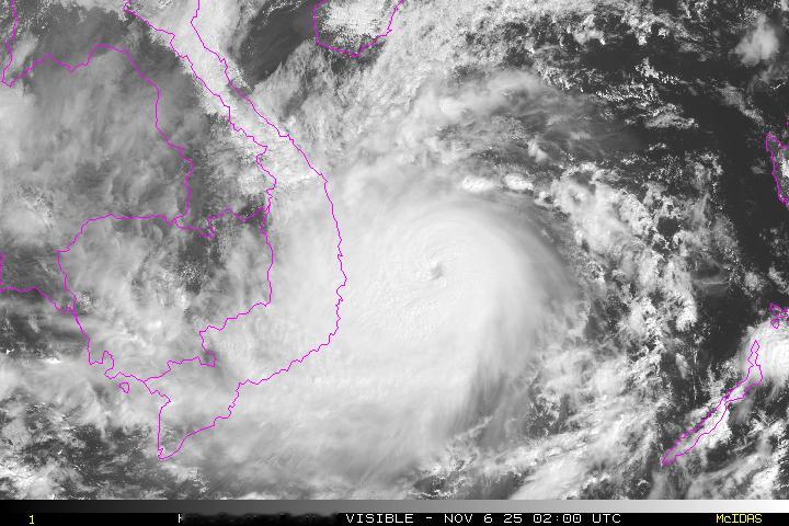 台风海鸥今天白天短暂加强为超强台风，即将在越南中部一带沿海登陆。台风凤凰趋向菲律