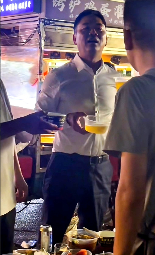 五年不回，一回来就蹲路边吃臭豆腐十块钱一碗的臭豆腐，对普通人来说是夜宵，对刘