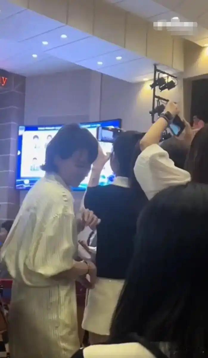董卿现身儿子毕业典礼！素颜举手机拍娃，这状态哪像53岁